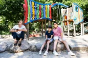 Peter und Hans zeigen Tobi wie die App Earth Speakr funktioniert und warum auch eine App Kunst sein kann.