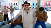 Promi Walter Plathe inmitten von Capoeira-Tänzern in Salvador de Bahia.