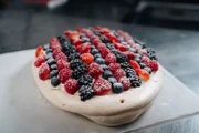 „Österliche Pavlova“ von Jürgen Vsetecka.