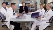 Sarah Marquardt (Alexa Maria Surholt, mi.) berichtet den Kollegen, dass Roland Heilmann so behandelt werden möchte, als wäre nichts passiert. Dr. Kathrin Globisch (Andrea Kathrin Loewig, re.) und Dr. Martin Stein (Bernhard Bettermann, li.) machen sich Sorgen um ihren Freund. Dr. Lea Peters (Anja Nejarri, 2.v.re.) und Dr. Rolf Kaminski (Udo Schenk, 2.v.li.) finden das Verhalten ihres Klinikchefs absolut nachvollziehbar: Arbeit ist ein gutes und probates Mittel, sich abzulenken.