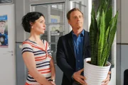 Kommissar Bach (Patrick Kalupa) bittet Stockl (Marisa Burger), sich um seine Zimmerpflanze zu kümmern.