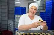 Anja Wolff mit einem Produkt aus Ziegenmilch.