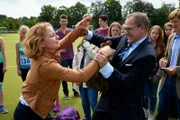 Ulrike Renski (Carina Wiese) stürmt in die Siegerehrung und greift Benedikt Haberland (Stephan Schad) tätlich an.