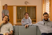 Im Gefängnis schaut sich Tommy (Jonas Karlsson, M.) mit Genugtuung die Dokumentation über sich im Fernsehen an. Sie soll seinen Ruf wieder reinwaschen.