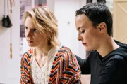 Gemeinsam mit seiner Verlobten, Jule Baumann (Frida-Lovisa Hamann, l.), und deren Freundin Kathi Matzke (Pauline Fusban, r.) gründete das Opfer die Initiative "Kinderfrei". Durch ihr öffentliches Engagement gegen das Kinderkriegen sind die drei regelmäßigen Anfeindungen ausgesetzt.