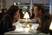 House (Hugh Laurie, r.) hat sich nun doch entschlossen, den Ehemann seiner Exfreundin Stacy Warner (Sela Ward, l.) zu behandeln. Sie organisiert ein Treffen in einem Restaurant.