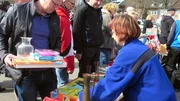 Kathrin verkauft fleißig auf dem Flohmarkt.