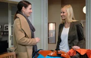 Maria Weber (Annett Renneberg, li.) hat Martins Tochter Marie (Henriette Zimmeck, re.) vom Flughafen abgeholt. Die beiden verstehen sich auf Anhieb. Noch weiß Marie nicht, dass ihr Besuch in Leipzig einen ernsthaften Hintergrund hat.