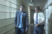 Als Clarence, ein Insasse des Todestrakts, plötzlich von seinen Mordopfern halluziniert, besteht House (Hugh Laurie, l.) darauf, den Patienten zu untersuchen. Ein Wärter (Marshall Bell, r.) bringt ihn zu dem Patienten.