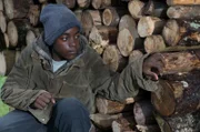 Tayo (Charles Henri Junior Sehba) ist auf der Suche nach dem Fallerhof und nach Jenny.