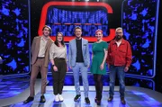 Moderator Alexander Bommes (M.) mit den Kandidaten (v.l.n.r.): Paul Armin Safran, Julia Pflüger, Kathrin Hauschild und Thomas Moßmaier