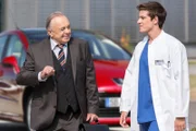 ARD PROGRAMMDIREKTION, IN ALLER FREUNDSCHAFT - DIE JUNGEN ÄRZTE, neue Vorabend-Weekly, Folge 33  "Reine Kopfsache", am Donnerstag (03.12.15) um 18.50 Uhr im Ersten. Ben Ahlbeck (Philipp Danne, r.) hat die Aufgabe bekommen die Kommission aus der Sachsenklinik, der auch Prof. Dr. Simoni (Dieter Bellmann, l.) angehört, zu empfangen und durch das Klinikum zu führen. © ARD/Jens Ulrich Koch, honorarfrei - Verwendung gemäß der AGB im engen inhaltlichen, redaktionellen Zusammenhang mit genannter ARD-Sendung und bei Nennung "Bild: ARD/Jens Ulrich Koch" (S2). ARD-Programmdirektion/Bildredaktion, Tel: 089/5900-24302, Fax: 089/550-1259, email: bildredaktion@DasErste.de