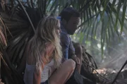 Steve (Alex O'Loughlin, r.) und Lynn (Sarah Carter, l.) geraten bei ihrem ersten Date in große Gefahr, während das restliche Team alles versucht, einen Mord zu verhindern ...