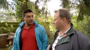 Trödelprofi Sükrü (li.) im Gespräch mit Brunos Sohn Marco. Dieser möchte seinem Vater gerne aus der Misere helfen.