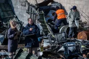 Al Dickinson (played by Kurt Logan) and fellow investigators begin investigating the crash of United Express 6291. The plane crashed into an industrial warehouse in Columbus Ohio in the winter.