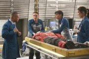 V.l.: Clark (Eugene Byrd), Brennan (Emily Deschanel), Cam (Tamara Taylor) und Angela (Michaela Conlin) untersuchen eine gefrorene Leiche, die im nördlichen Alaska gefunden wurde. Sie erkennen auf den ersten Blick, dass der Mann nicht durch einen Unfall ums Leben gekommen ist.