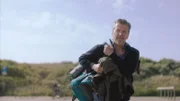 Lisas Vater Piet (Lucas Van den Eynde) beschließt spontan, mit auf die Spurensuche nach seiner verschwundenen Tochter zu gehen.