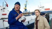Der Maschinist auf Kapitän Lüders Schiff (Jürgen Rißmann, l.) gibt sich wortkarg. Verheimlicht er etwas vor den Polizisten Nils Theede (Jonas Laux, r.)?