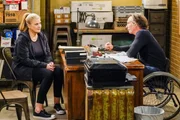 Tammy (Kristen Johnston, l.); Adam (William Fichtner, r.)