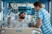 Ben (Philipp Danne, r.) untersucht den Patienten Zahit Durand (Eidin Jalali, l.). Die beiden nutzen die Gelegenheit für ein privates Gespräch.