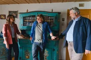 Die Kommissare Andresen (Sophie Melbinger, l.) und Stadler (Dieter Fischer, r.) befragen Xaver Frühweiss (Franz-Xaver Zeller), wie es zu seiner Handverletzung gekommen ist.