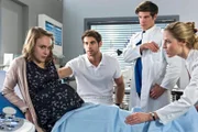 Mareike will ihr Kind unbedingt Zuhause zur Welt bringen, die Ärzte raten ihr davon ab wegen der gefährlichen Steißlage des Babys. Mareike Köppke, Dr. Niklas Ahrend, Ben Ahlbeck, Julia Berger.
