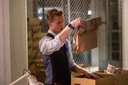Jason (Chris Jenks) sucht in der riesigen Halle, die viele Asservate birgt, nach fehlenden Stücken im Fall Rosie Duff.