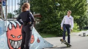 Polizistin Paula Moorkamp (Stella Hinrichs, l.) und ihr neuer Kollege, der lettische Polizist Eddi Jansons (Gustavs Gailus, r.), setzen ihre Ermittlungen im lokalen Skatepark in der Nähe der Ankerklause fort. Die Befragungen der dort anwesenden Skater ergibt, dass die Skateboards aus der Ankerklause zwei Brüdern gehören, die hier regelmäßig trainieren. Kommen die beiden etwa als Täter infrage? Eddi versucht derweil, Kollegin Paula mit seinen Skills zu beindrucken.