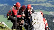 Bei Bennys (Florian Burgkart, 2.v.l.) Bergung bekommen Tobi (Markus Brandl, l.) und Katharina (Luise Bähr, r.) Unterstützung von Walther Senn (Helmfried von Lüttichau, 2.v.r.).