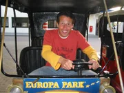 Willi Weitzel im Vergnügungspark Europapark Rust. Hier fragt er sich, wo eigentlich die Achterbahnen entwickelt und gebaut werden.