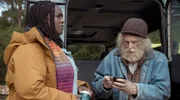Riya (Wunmi Mosaku, li.) hatte immer ein Herz für den verhassten Manager Jim (David Threlfall, re.).