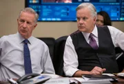 L-R:  Pierce Grey (Geoff Pierson) und Walter Larson (Tim Robbins)