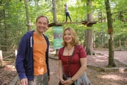 Marie (Karin Thaler, r.) besichtigt mit Clemens Roth (Marcus Widmann, l.) einen Kletterwald in Rosenheim.