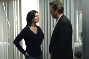 Dr. Gregory House (Hugh Laurie, r.) wird Krankenhaus von seiner Exfreundin Stacy Warner (Sela Ward, l.) überrascht. Ihr Ehemann leidet unter unerklärlichen Symptomen und nun bittet sie House um Hilfe ...