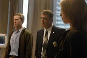 Tom Pittino (Devon Gummersall, l.) ist das Ergebnis einer Samenspende. Er will endlich wissen, wer sein Vater ist, und glaubt, in einer gynäkologischen Praxis fündig geworden zu sein. Logan (Chris Noth) und Falacci (Alicia Witt) untersuchen dort den Mord an einem Arzt.