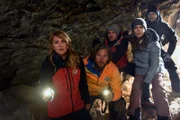 Wo kommt das vergiftete Wasser her? Gemeinsam mit Laura Brandtner (Josepha Walter, 2. v. r.) und Max (Doga Gürer, r.) machen sich die Bergretter Katharina (Luise Bähr, l.), Markus (Sebastian Ströbel, 2. v. l.) und Tobi (Markus Brandl, M.) auf die Suche.