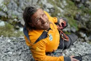 Auf der Suche nach Sylvia hat sich Markus (Sebastian Ströbel) schwer am Bein verletzt und braucht dringend Hilfe.
