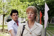 Lisa (Alexandra Neldel, r.) ist fassungslos, dass es zwischen Rokko (Manuel Cortez, l.) und David zu einer Schlägerei kam. (Dieses Foto von Alexandra Neldel darf nur in Zusammenhang mit der Berichterstattung über die Serie "Verliebt in Berlin" veröffentlicht und verbreitet werden.)