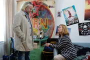 Oberstleutnant Helmuth Nowak (Gregor Seberg, l.) spricht mit Andys Mutter Bettina Gartner (Karin Thaler, r.) darüber, wo sich ihr Sohn versteckt haben könnte.