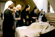 Kathrina hat einen Selbstmordversuch unternommen (v.li.: Denise M’Baye, Andrea Wildner, Julia Heinze, Janina Hartwig, Karin Gregorek, Emanuela von Frankenberg, Isabell Ege).
