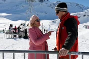 Rudi (Michael Pascher, r.) überbringt Elisa Rödder (Sonja Kirchberger) die Nachricht, dass die Schneekanonen für das Event gestoppt werden müssen. Diese hält es zuerst für einen Scherz.