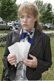 Als Lisa (Alexandra Neldel) den kurzen Abschiedsbrief von David findet, versteht sie die Welt nicht mehr. (Dieses Foto von Alexandra Neldel darf nur in Zusammenhang mit der Berichterstattung über die Serie "Verliebt in Berlin" veröffentlicht und verbreitet werden.)