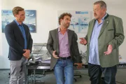 Die Kommissare Bach (Patrick Kalupa, l.) und Hofer (Joseph Hannesschläger, r.) befragen Julian Rabe (Gunther Gillian, M.), den Geschäftspartner des ermordeten Gestütsbesitzers.