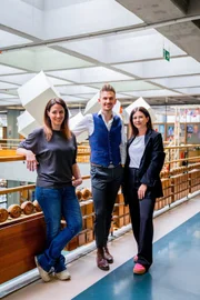 In Weiz in der Steiermark ist die Mittelschule denkmalgeschützt. Das Haus ist undicht und die Gemeinde will ein neues, modernes Haus bauen. Ob sie das darf, ist noch offen. (Lisa Gadenstätter, l.)