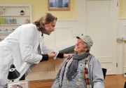 Michael (Erich Altenkopf, l.) erkennt besorgt, dass sich André (Joachim Lätsch, r.) in Natascha verliebt hat.