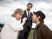 Prof. Boerne (Jan Josef Liefers) lässt seine Assistentin Silke Haller alias "Alberich" (ChrisTine Urspruch) arbeiten. Sie nimmt's gelassen.