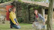 Mattis (Alex James Ellison, l.) und Mia (Margot Nuccetelli, r.) suchen verzweifelt nach Papagei Baldwin. Der ist aus der Küche entwischt und scheint sich vor ihnen zu verstecken.