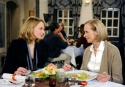 Julia (Christiane Lemm) ermuntert Bente (Nela Schmitz), sich gegen Roman zu wehren.