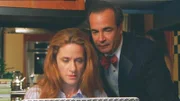 Richter Harvey Frye (Bruce MacVittie) verhandelt den pikanten Sorgerechtsfall eines Filmstars. Seine Frau Monica (Helen Coxe) wird noch am selben Abend in der heimischen Küche erschossen.