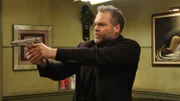 Nachdem Goren (Vincent D'Onofrio) seinen neuen Job als Sicherheitsmann für einen Nachtclubbesitzer angetreten hat, werden ein Dealer und zwei englische Touristen erschossen.